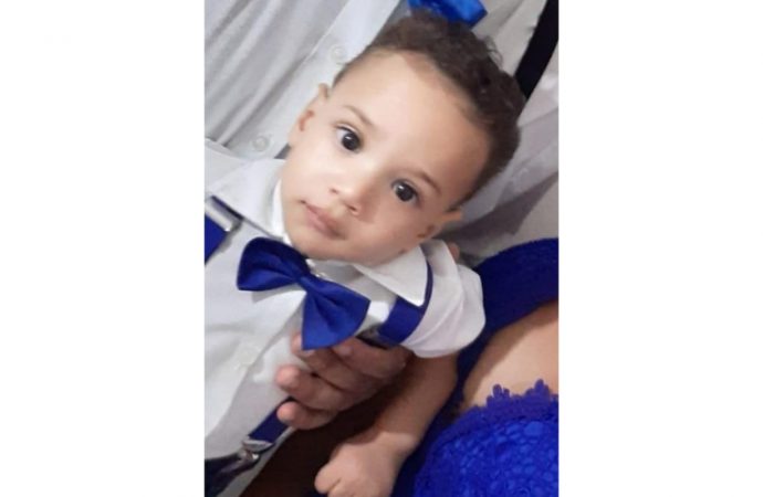 Criança de 2 anos morre após ser esquecida dentro de carro