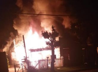 CANOAS: incêndio destrói casa e 3 carros no bairro Mathias Velho