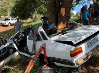 Chevette bate em árvore e 3 jovens ficam gravemente feridos