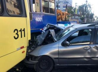 Engavetamento com cinco carros por um guincho da Sogal após perder os freios