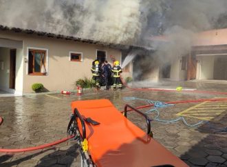 Incêndio atinge motel em Gravataí