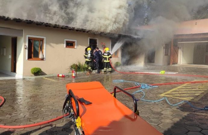 Incêndio atinge motel em Gravataí