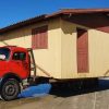 Caminhão transporta casas inteiras pela beira da praia no Litoral Norte