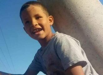 Menino de 7 anos agredido até a morte pela mãe e pelo padrasto é enterrada