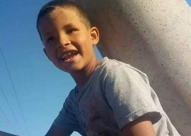 Menino de 7 anos agredido até a morte pela mãe e pelo padrasto é enterrada