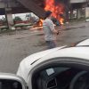 VÍDEOS: caminhão despensa de viaduto, pega fogo e explode
