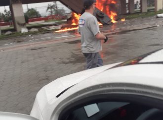 VÍDEOS: caminhão despensa de viaduto, pega fogo e explode