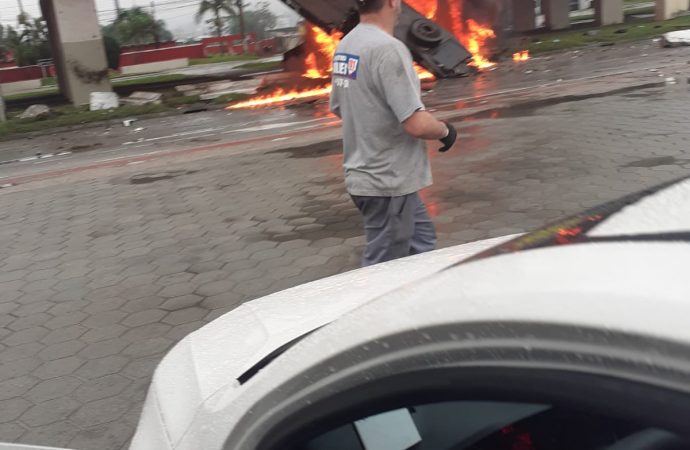 VÍDEOS: caminhão despensa de viaduto, pega fogo e explode