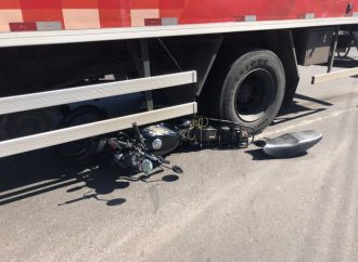 Colisão com caminhão deixa motociclista ferido em Canoas