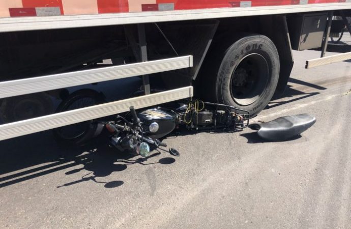 Colisão com caminhão deixa motociclista ferido em Canoas