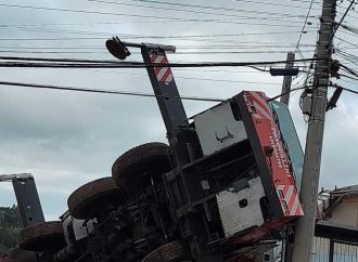 Guindaste tomba e atinge residências em Bento Gonçalves