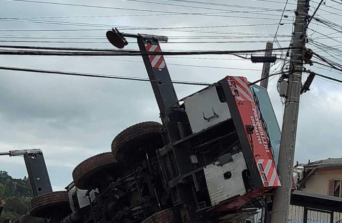 Guindaste tomba e atinge residências em Bento Gonçalves