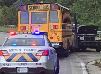 EUA: Adolescente morre e dois ficam feridos após ataque a ponto de ônibus escolar