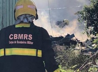 Bombeiros tentam apagar incêndio em residência de Canoas