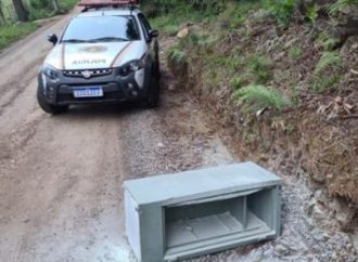 Criminosos invadem casa, torturam homem e roubam idosa de 85 anos