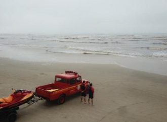 Bombeiros seguem buscas a adolescente que despareceu no mar em Tramandaí