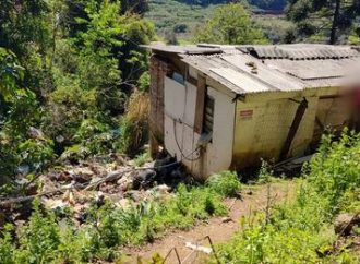 Vizinhos encontram homem morto com tiros na boca dentro de casa