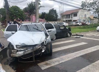 Criança de 11 anos fica ferida após acidente entre dois carros em Canoas