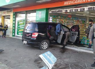 Criminoso invade farmácia de Cachoeirinha com carro roubado