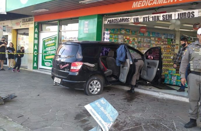 Criminoso invade farmácia de Cachoeirinha com carro roubado