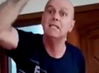 Revoltante! Homem branco chama mulher de “macaca”: “Sou racista”; veja vídeo