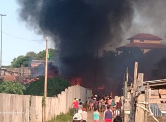 Incêndio atinge diversas casas na Zona Norte de Porto Alegre