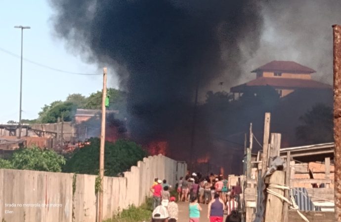 Incêndio atinge diversas casas na Zona Norte de Porto Alegre