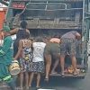 VÍDEO: Moradores de Fortaleza ‘brigam’ por restos de comida em caminhão de lixo