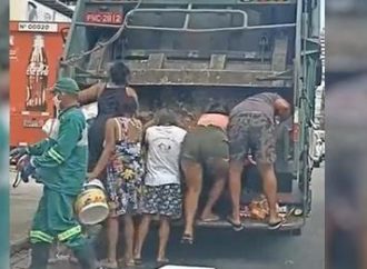 VÍDEO: Moradores de Fortaleza ‘brigam’ por restos de comida em caminhão de lixo