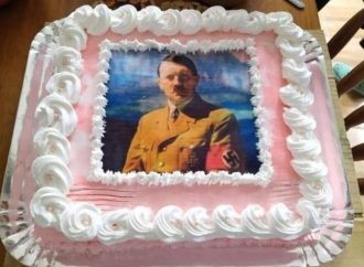 Jovem é investigada por usar foto de Hitler em bolo de aniversário