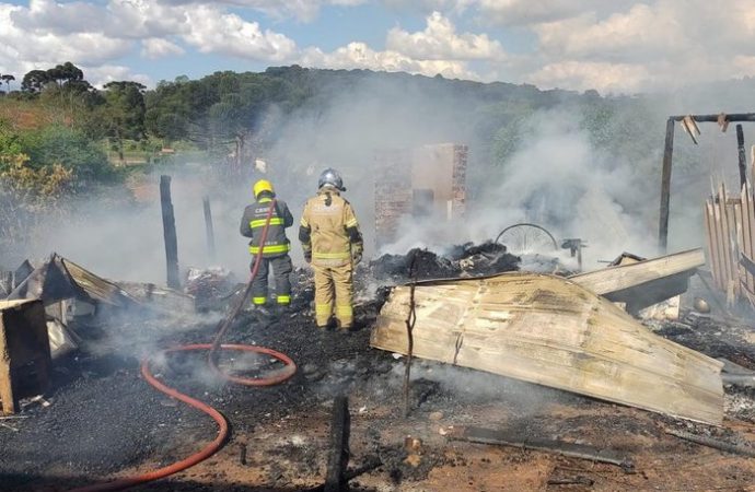 MAIS UMA TRAGÉDIA | Bebê de 1 ano morre queimado dormindo no sofá