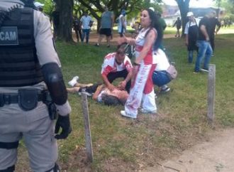 VÍDEOS: Colorados e corintianos brigam na volta dos visitantes ao Beira-Rio