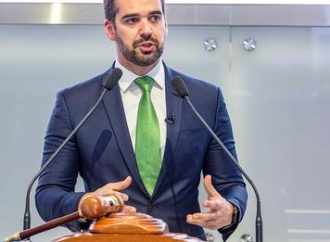 OLHEM ESSA: Eduardo Leite vai dar dinheiro e celulares para alunos acompanharem as aulas