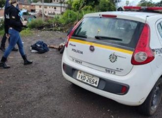 Homem é morto a tiros em parada de ônibus