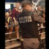 VÍDEO: Cliente joga cerveja em policial e é presa por desacato