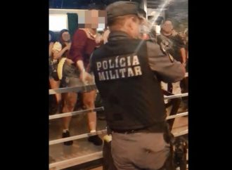 VÍDEO: Cliente joga cerveja em policial e é presa por desacato