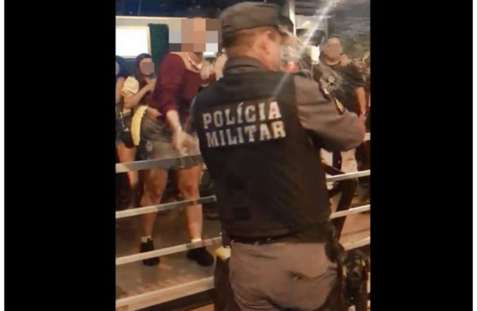 VÍDEO: Cliente joga cerveja em policial e é presa por desacato