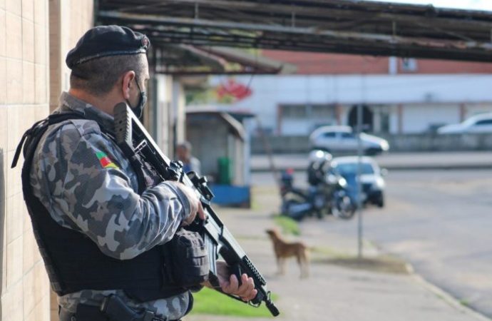 Dupla é presa por tentar matar 10 crianças em creche