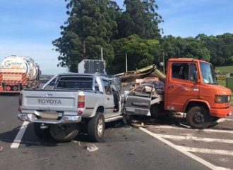 Homem morre em colisão com caminhão na BR-386