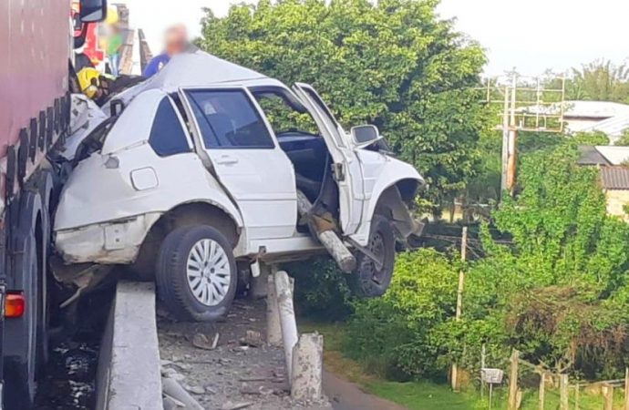 Carro quase cai de ponte e motorista fica preso nas ferragens