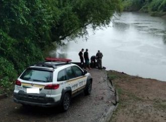 Homem é encontrado morto boiando no Rio Caí