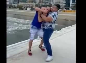 VÍDEO: Homem chama transexual de ‘viadinho’ e apanha de amigo gay em Balneário Camboriú