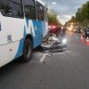 BMW entra debaixo de ônibus e fica destruído; veja vídeos