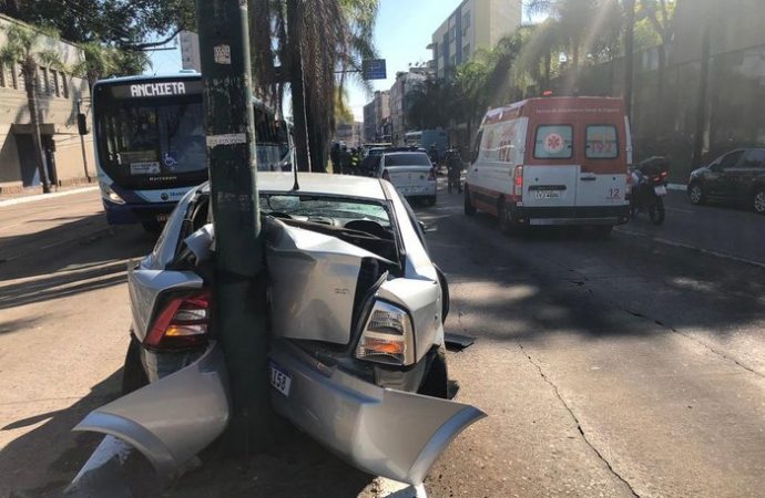 Com sinais de embriaguez motorista causa acidente em Porto Alegre