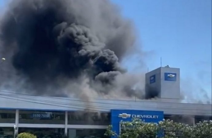 Incêndio atinge loja da Chevrolet na BR-116