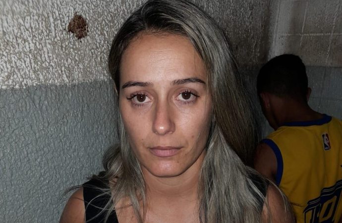 Mulher que jogou cerveja em PM é presa de novo ao ser flagrada em bar com tornozeleira desligada