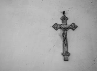 Freiras usavam crucifixos para estuprar crianças na Igreja Católica da França