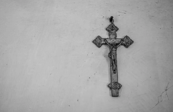 Freiras usavam crucifixos para estuprar crianças na Igreja Católica da França