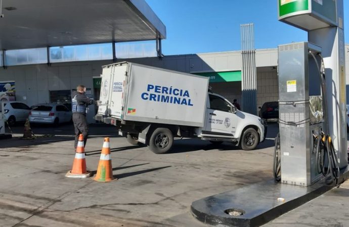 Jovem é morto com tiro na cabeça em posto de gasolina