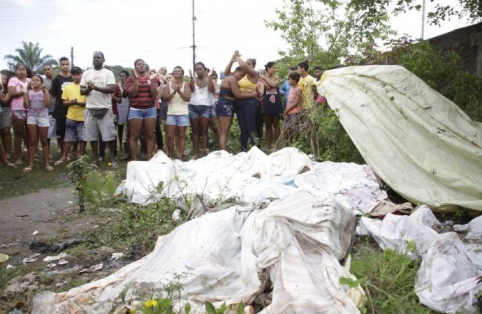 VÍDEO: Moradores retiram corpos de mangue e acusam a PM de chacina em São Gonçalo